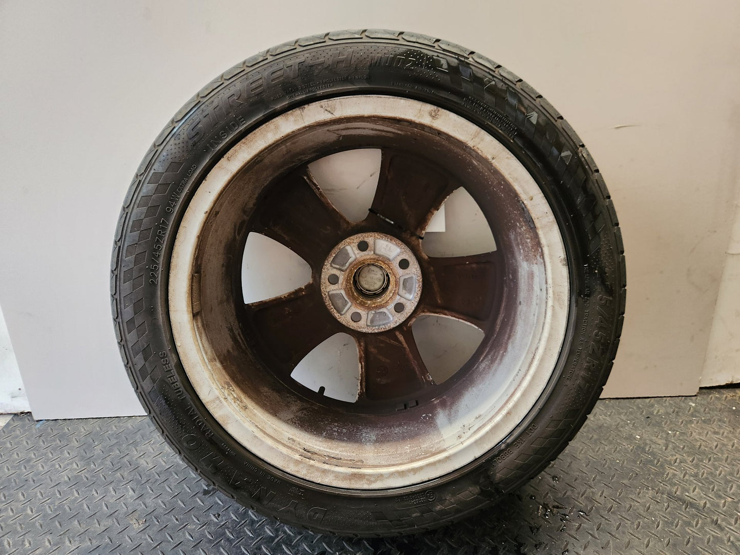Skoda Yeti MK1 5L 17" Alloy Wheel with Tyre 225/45/17 ~5mm