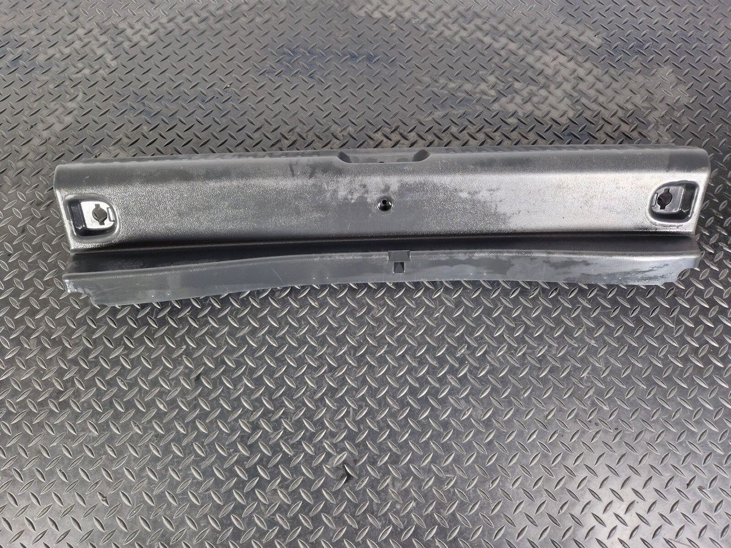 14-20 MERCEDES BENZ GLA 200 X156 TAILGATE COVER TRIM RIGHT A1567402000