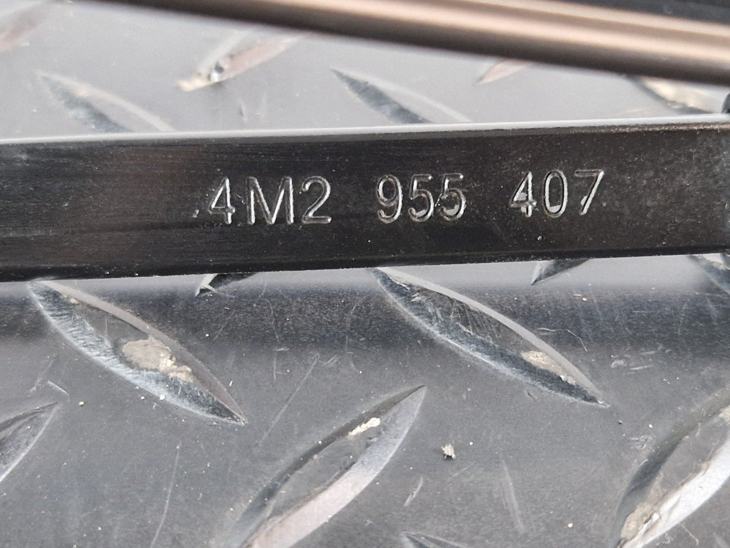 16-20 AUDI Q7 4M GENUINE OEM FRONT LEFT WINDSCREEN WIPER ARM BLACK 4M2955407