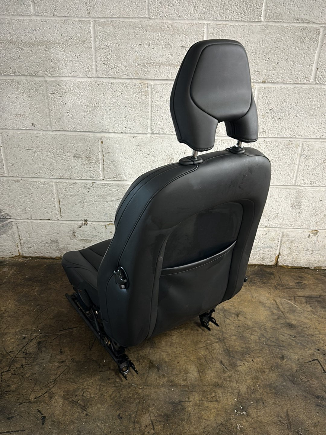Volvo V40 MK3 (525) Hatchback Genuine Front Right O/S Driver Seat