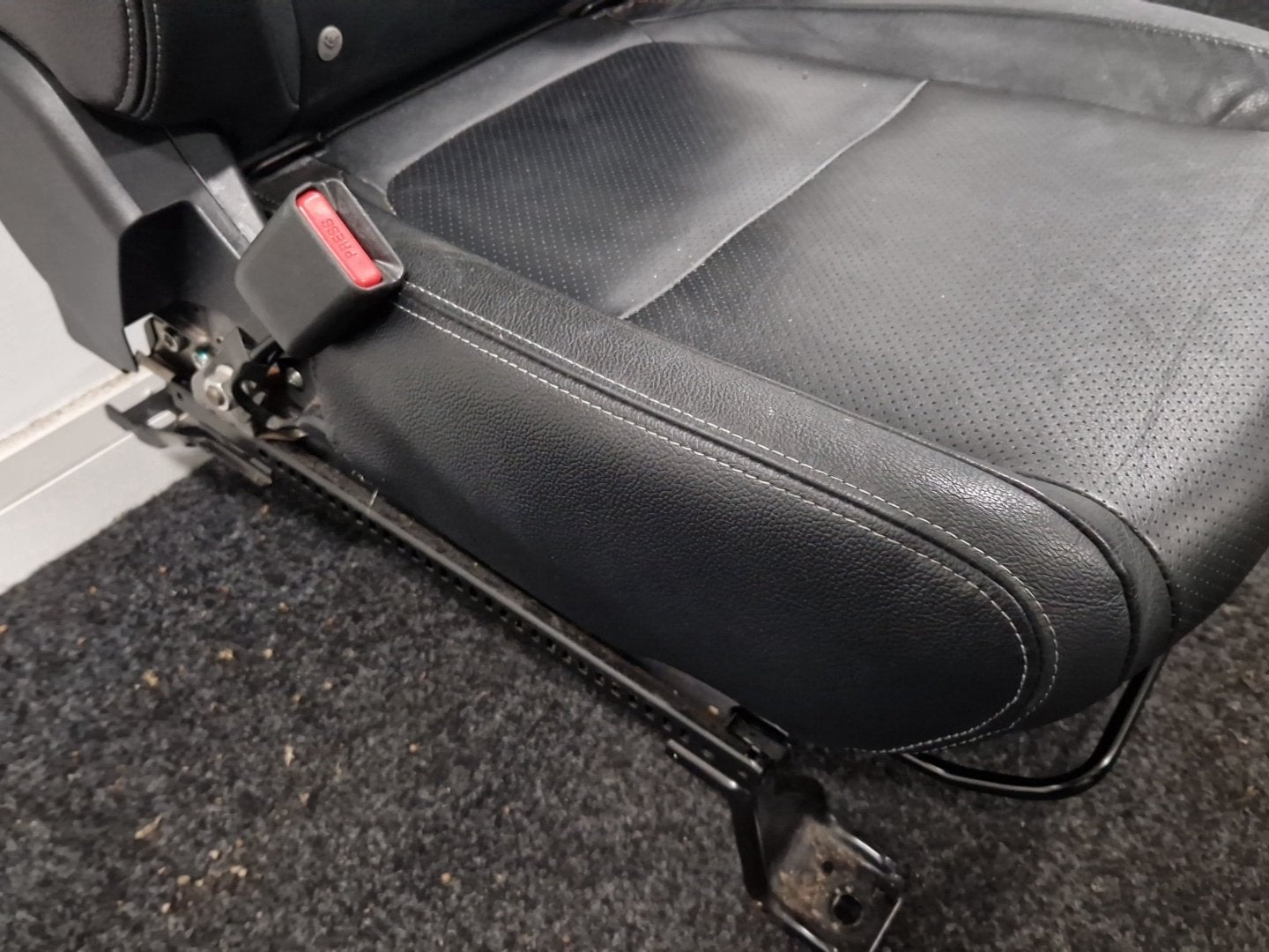 Mitsubishi Outlander PHEV MK3 (RE1) (GG2W) SUV Front Left N/S Passenger Seat