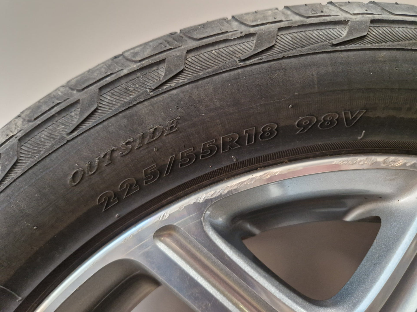 Mitsubishi Outlander MK3 (RE1) (GG2W) 18" Alloy Wheel with Tyre 225/55/18 ~4mm