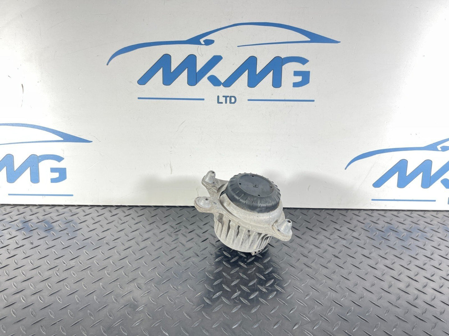 14-21 MERCEDES BENZ C350e W205 ENGINE SUPPORT MOUNT BRACKET RIGHT A2052400300