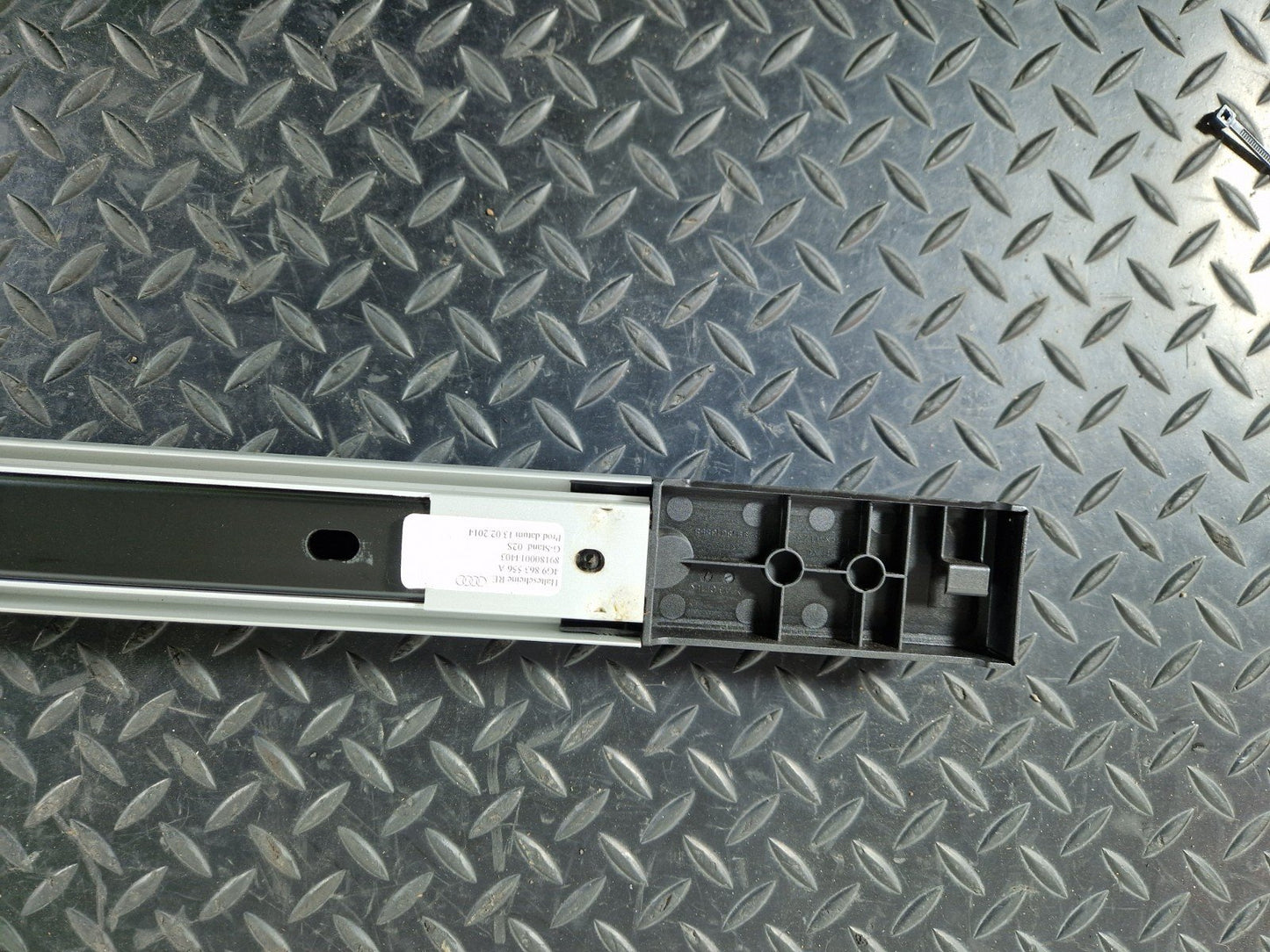 12-18 AUDI A6 C7 GENUINE RIGHT BOOT LUGGAGE COMPARTMENT MOUNT RAIL 4G9863556A