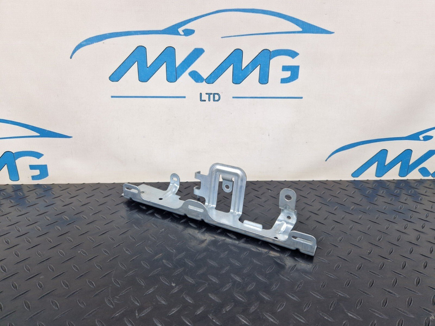 14-21 MERCEDES BENZ C200d W205 GENUINE LEFT SIDE N/S BOOT BRACKET A2056914300