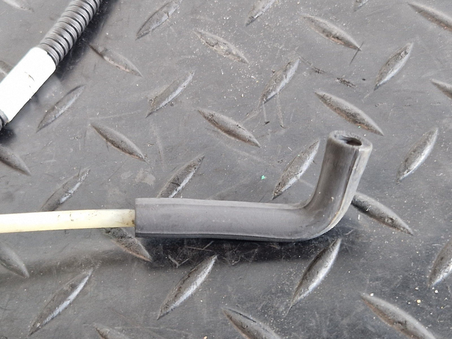 11-19 MERCEDES BENZ ML W166 VACUUM PUMP PIPE LINE HOSE A1668001115