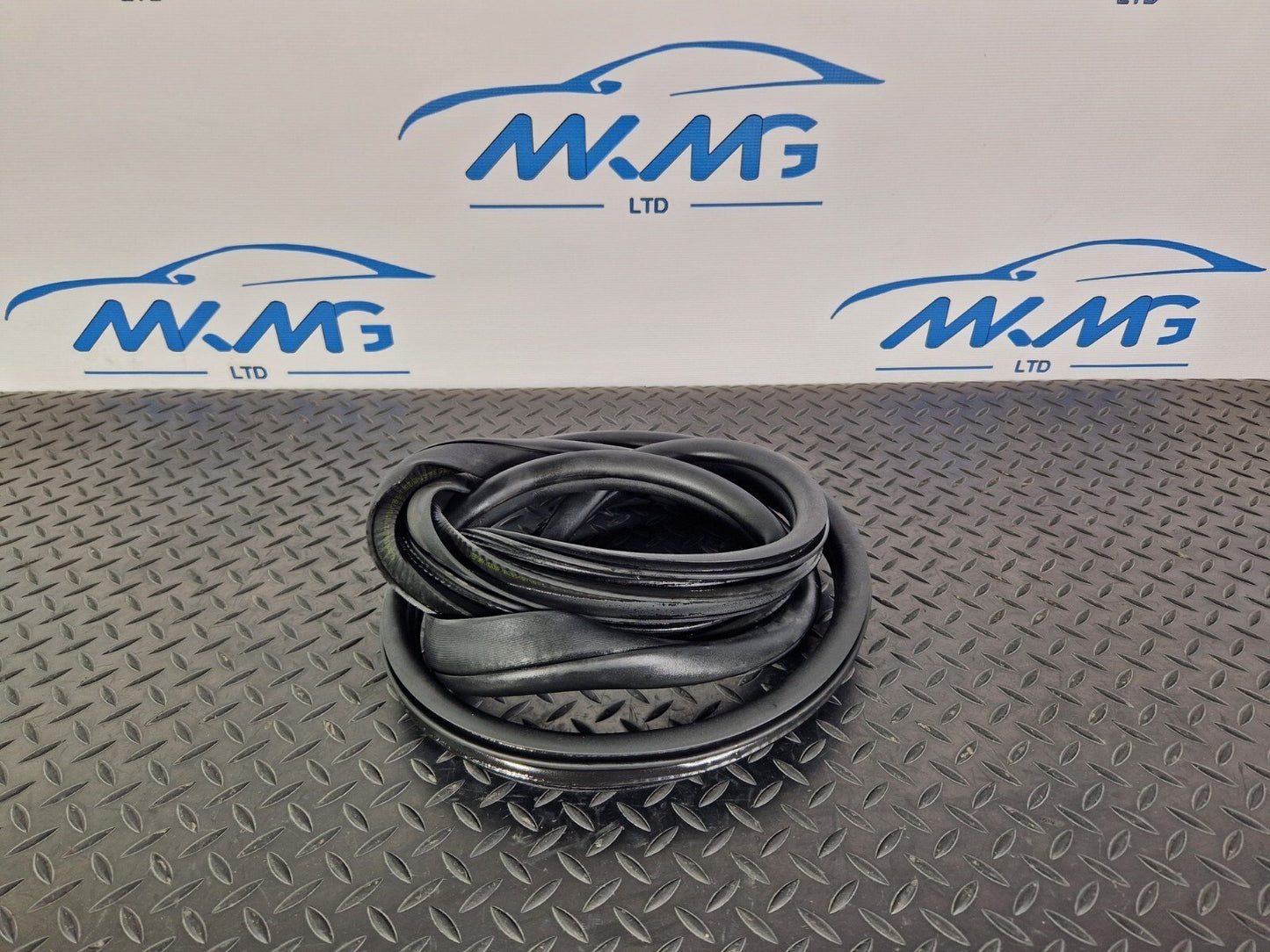 14-21 MERCEDES BENZ C220d W205 FRONT DOOR LEFT SIDE RUBBER SEAL A2056970051