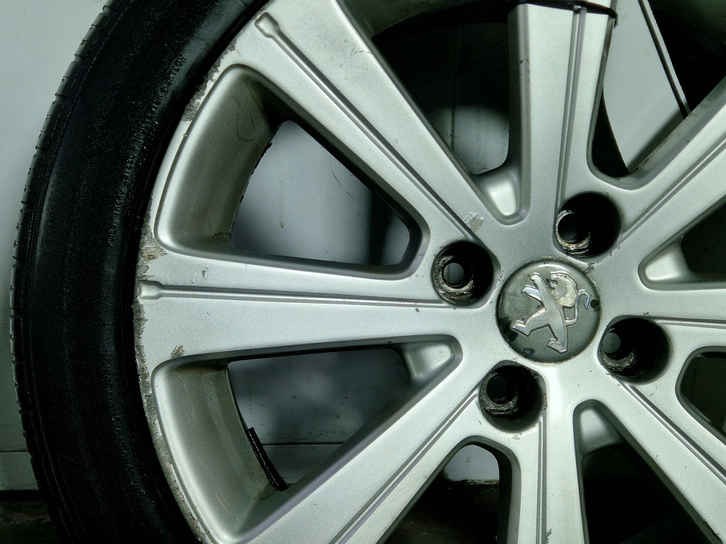 Peugeot 308 MK1 (T7) 17" Alloy Wheel with Tyre 225/45/17 ~4mm 9673707777