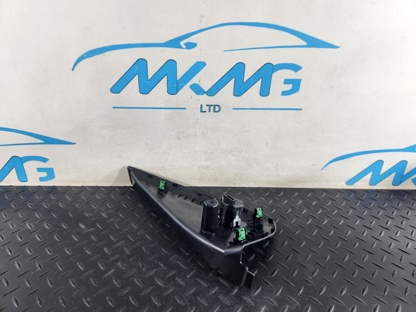 BMW 118i F40 Hatchback Dashboard End Trim Left Passenger Side Genuine 6823269