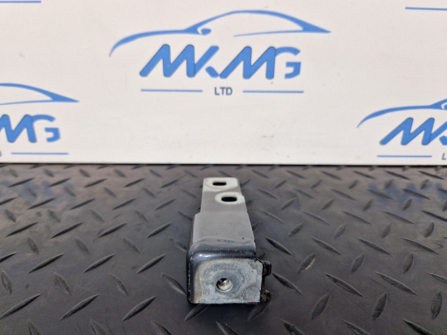 Audi A49 B9 Genuine Front Left N/S Passenger Wing Bracket 8W0821433B