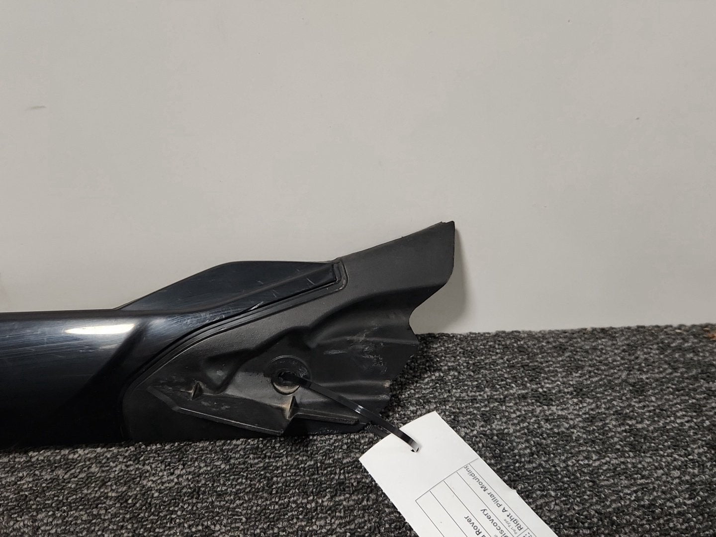 Land Rover Discovery L462 Genuine Right O/S A Pillar Door Moulding HY32-025A52-A