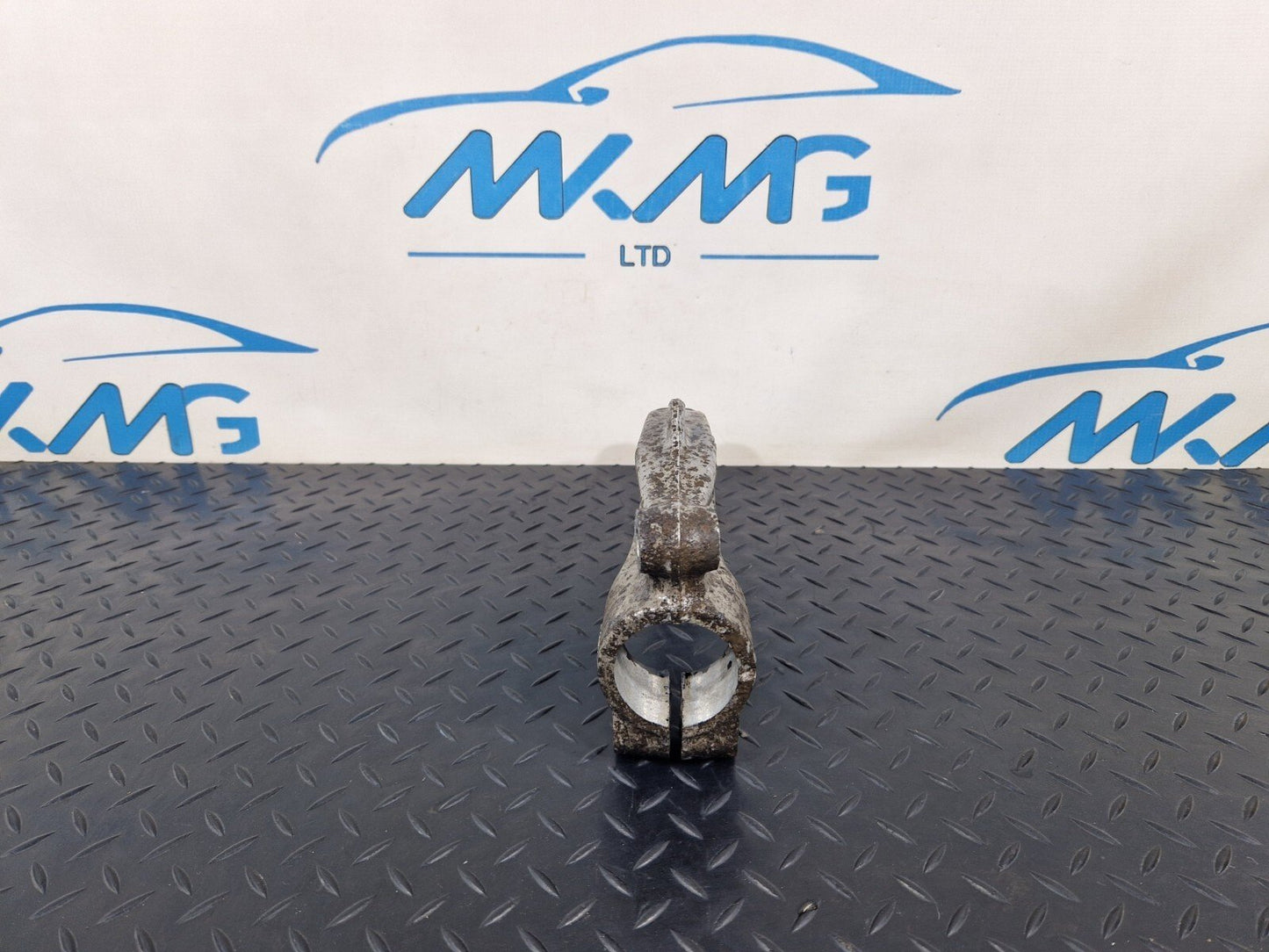 16-19 AUDI A4 B9 S-LINE FRONT RIGHT SIDE SUSPENSION STRUT BRACKET 8W0413038