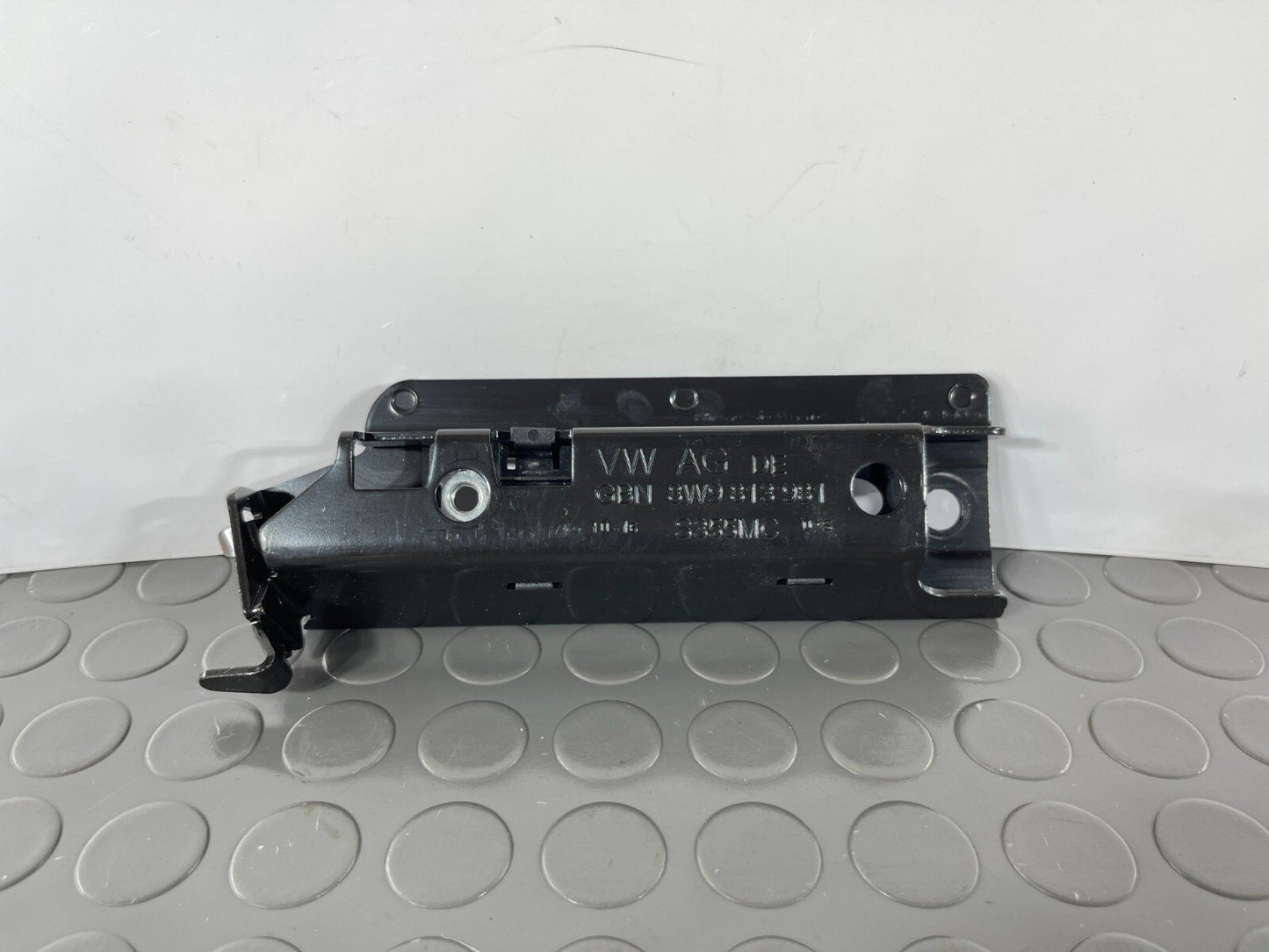 16-19 AUDI A4 B9 SALOON GENUINE MOUNTING FOR TIE-DOWN EYE 8W9813981