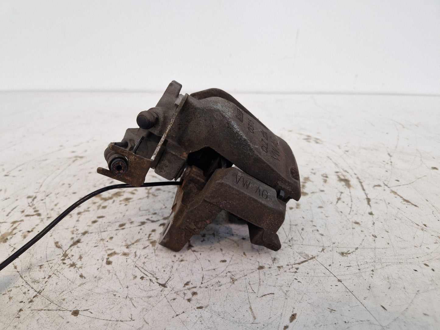 16-19 AUDI A4 B9 GENUINE FRONT LEFT PASSENGER SIDE BRAKE CALIPER 8W05BQ