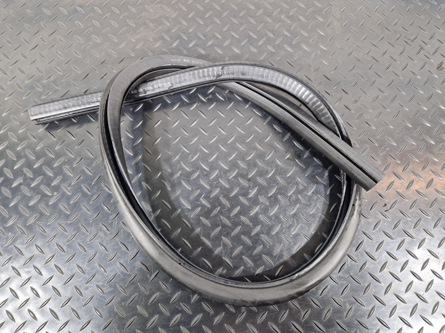 10-18 AUDI A7 4G S-LINE FRONT RIGHT OSF RUBBER WEATHER SEAL 4G8831707A