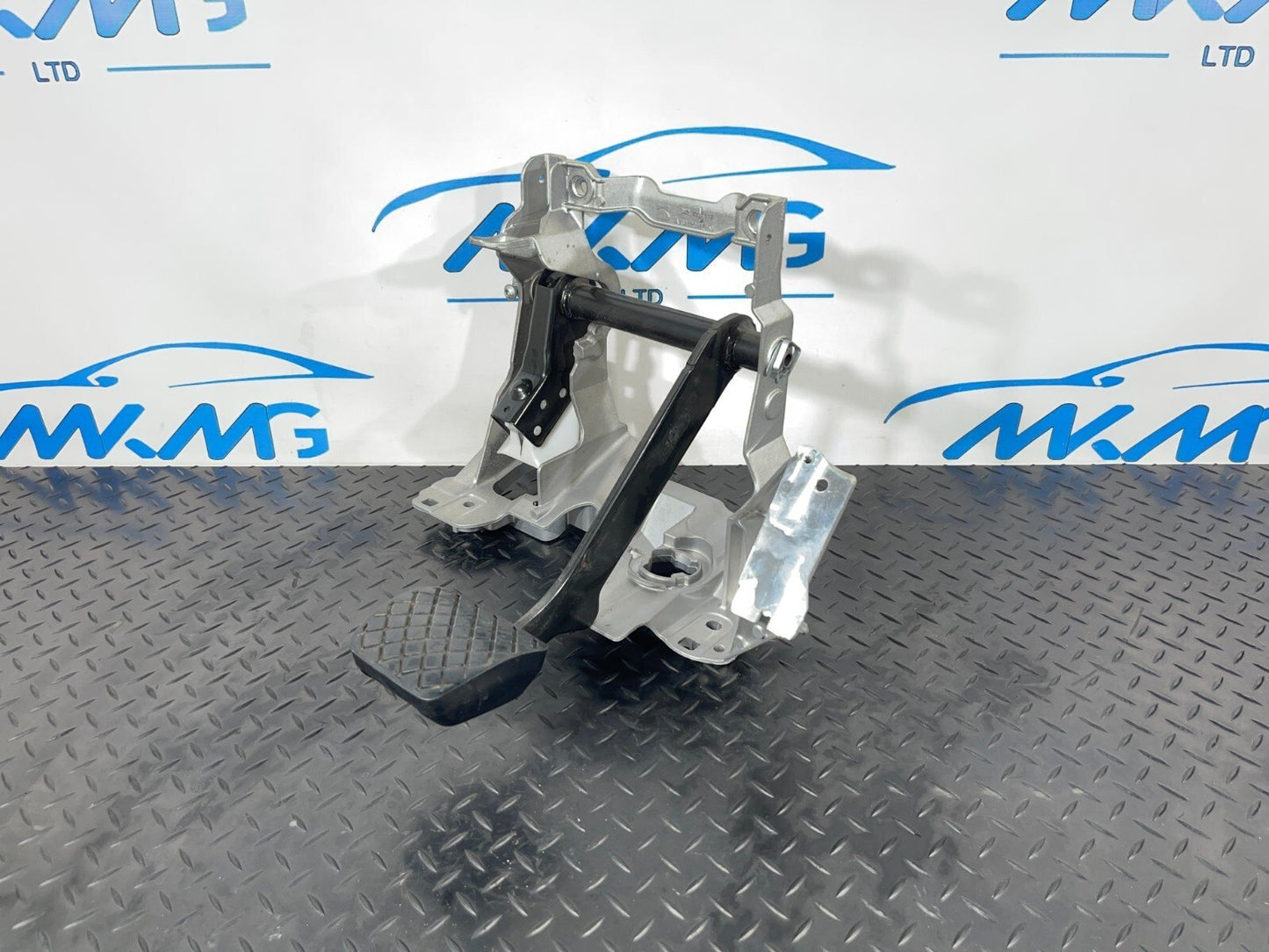 16-19 AUDI A4 B9 GENUINE AUTOMATIC GEARBOX BRAKE PEDAL & FRAME 8W2723140