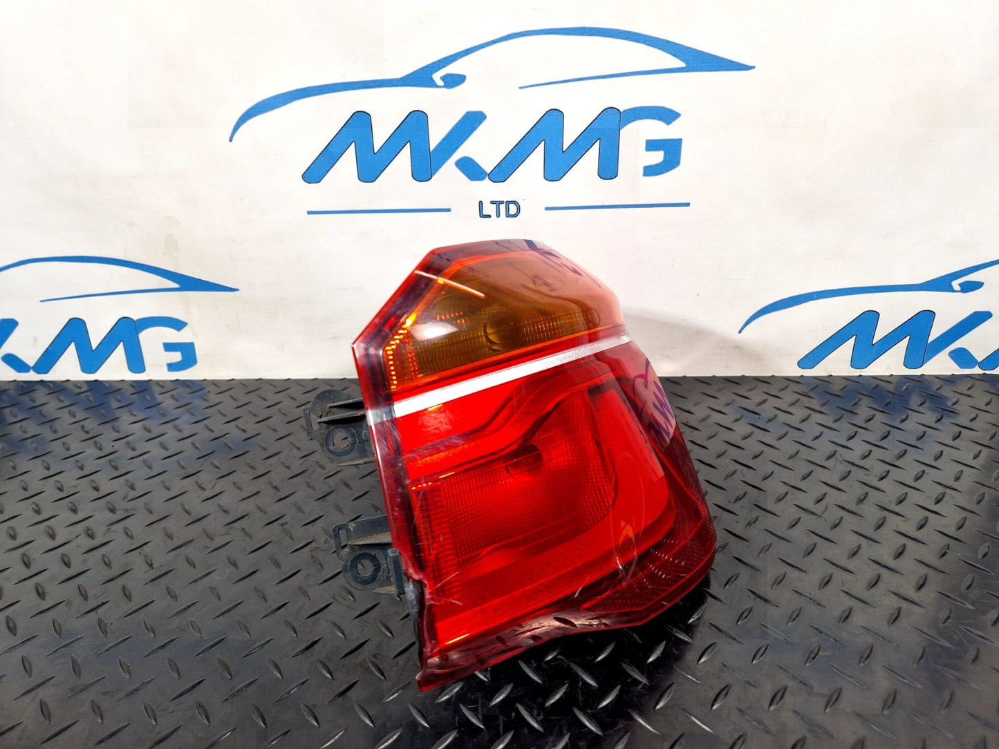 16-22 BMW X1 F48 REAR RIGHT O/S/R GENUINE OUTER TAIL LIGHT 7488542 (DAMAGED)