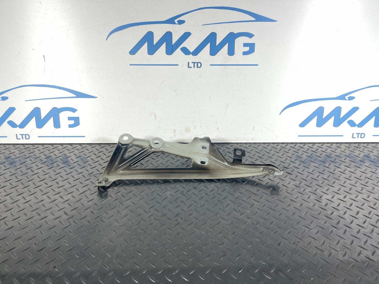 16-22 BMW X1 F48 GENUINE FRONT RIGHT DRIVER SIDE WING BRACKET 7329448