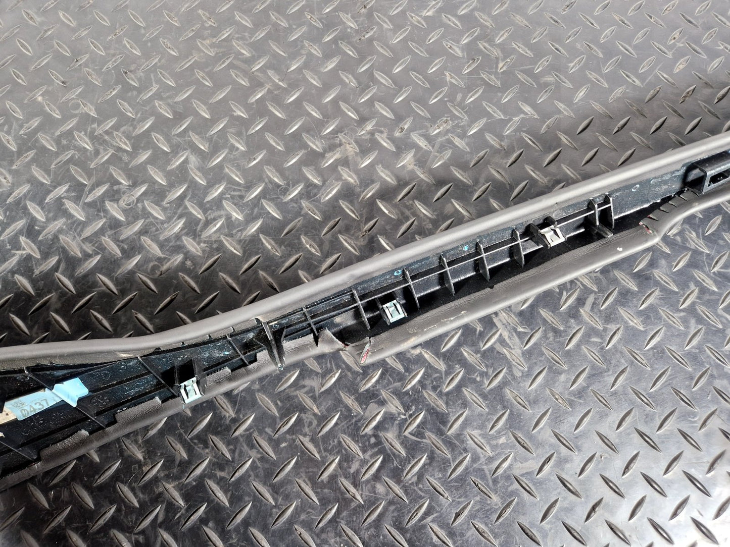 2019-ON  LAND ROVER DISCOVERY L550 LEFT N/S CENTRE CONSOLE TRIM LK72-044E04-B