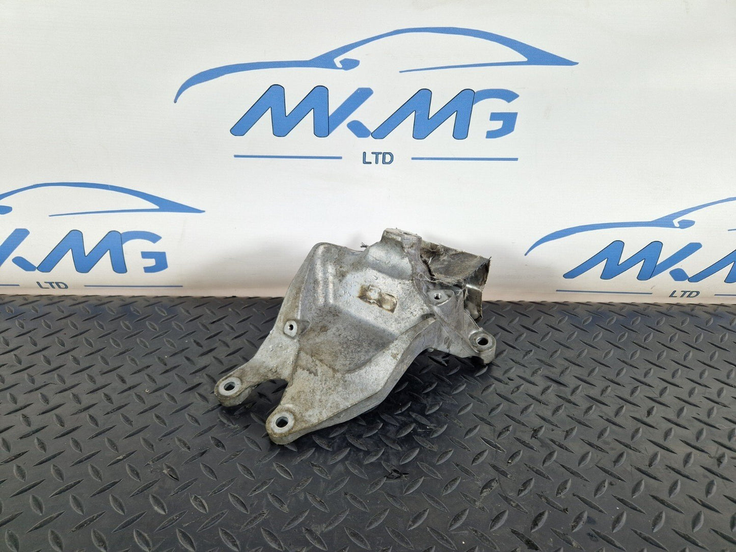 16-19 AUDI A4 AVANT B9 GENUINE RIGHT ENGINE MOUNT BRACKET 8W0199308H