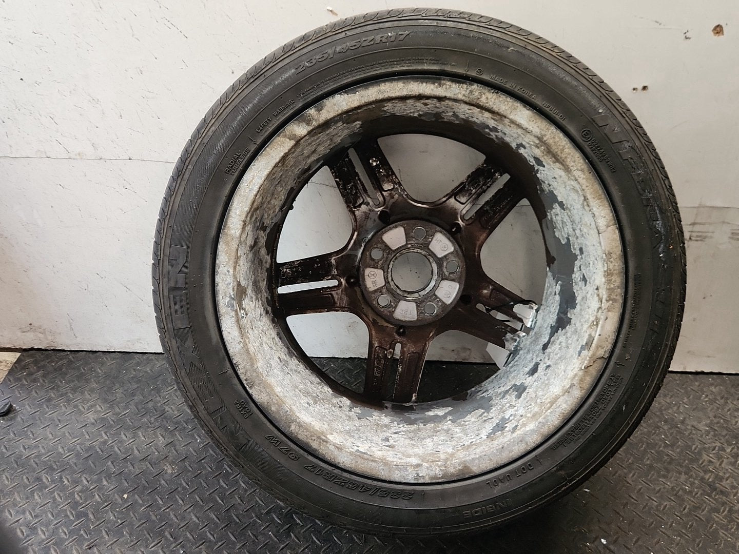 Audi A4 B7 17" Alloy Wheel with Tyre 235/45/17 8E0601025AS