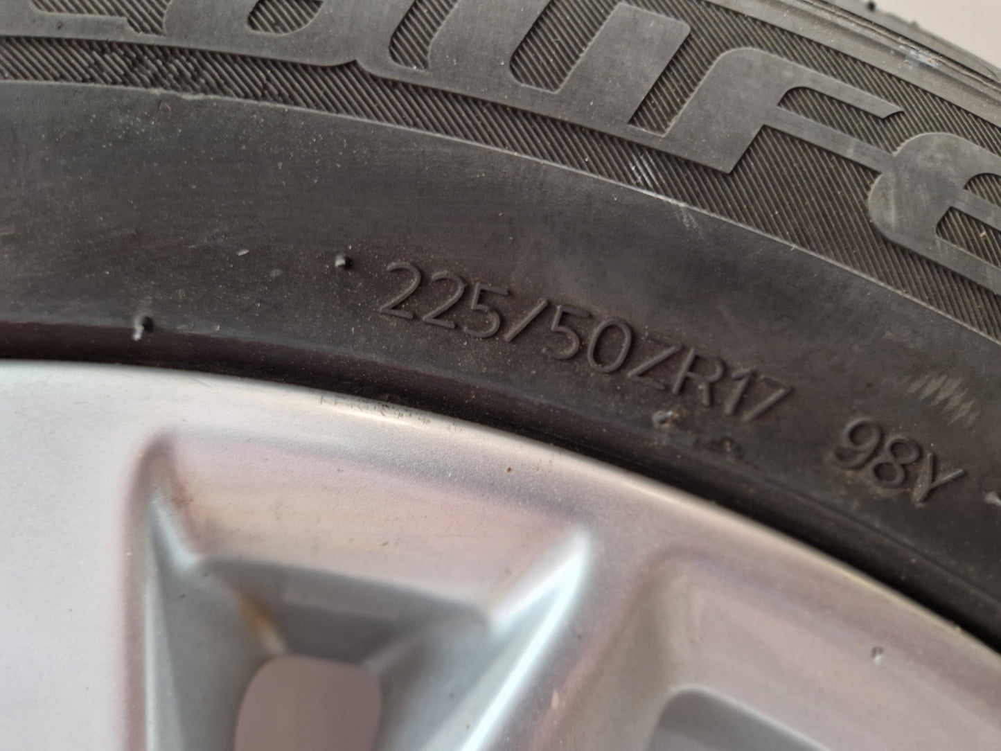Audi A4 B9 17" Alloy Wheel with Tyre 225/50/17 8W0601025K ~3mm