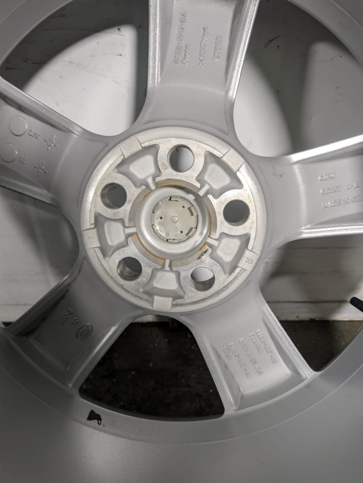 Land Rover Defender L663 OEM 20" Alloy Wheel with Tyre 7mm 255/60/20 L8B21007GB