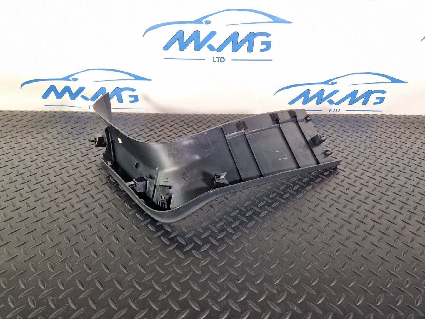 14-19 MERCEDES BENZ GLA X156 TAILGATE COVER TRIM RIGHT A1567400271 A1567402000