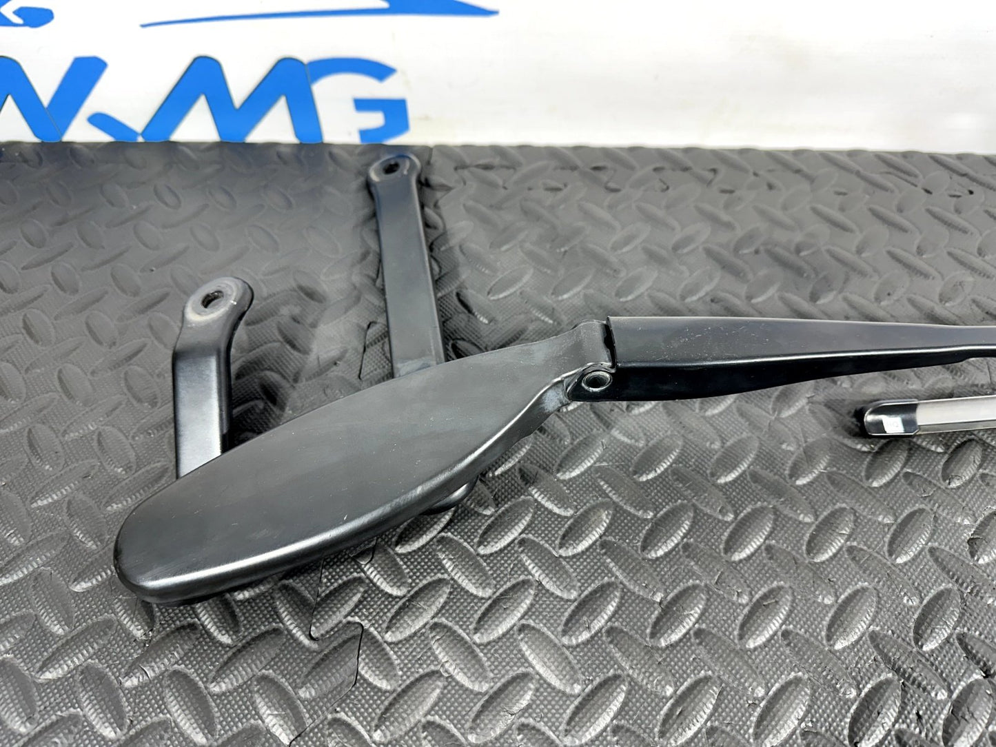 14-21 MERCEDES BENZ C300 W205 FRONT DRIVER SIDE WINDSCREEN WIPER ARM A2058204000