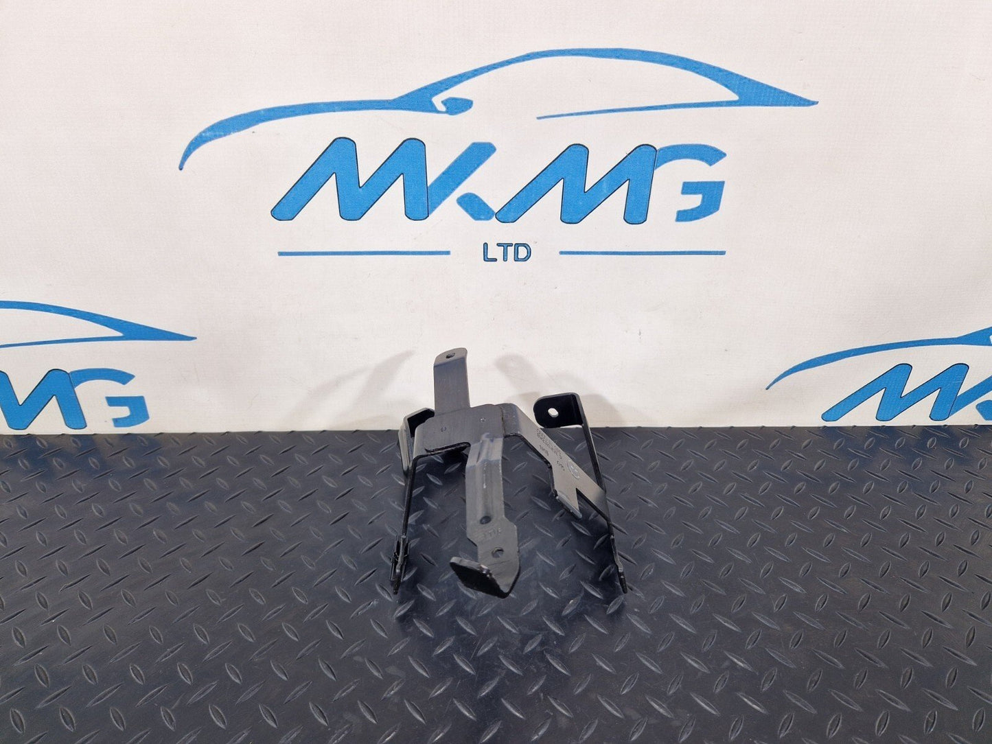 16-19 AUDI A4 AVANT B9 S-LINE EXPANSION TANK BRACKET RHD 8W2121232G