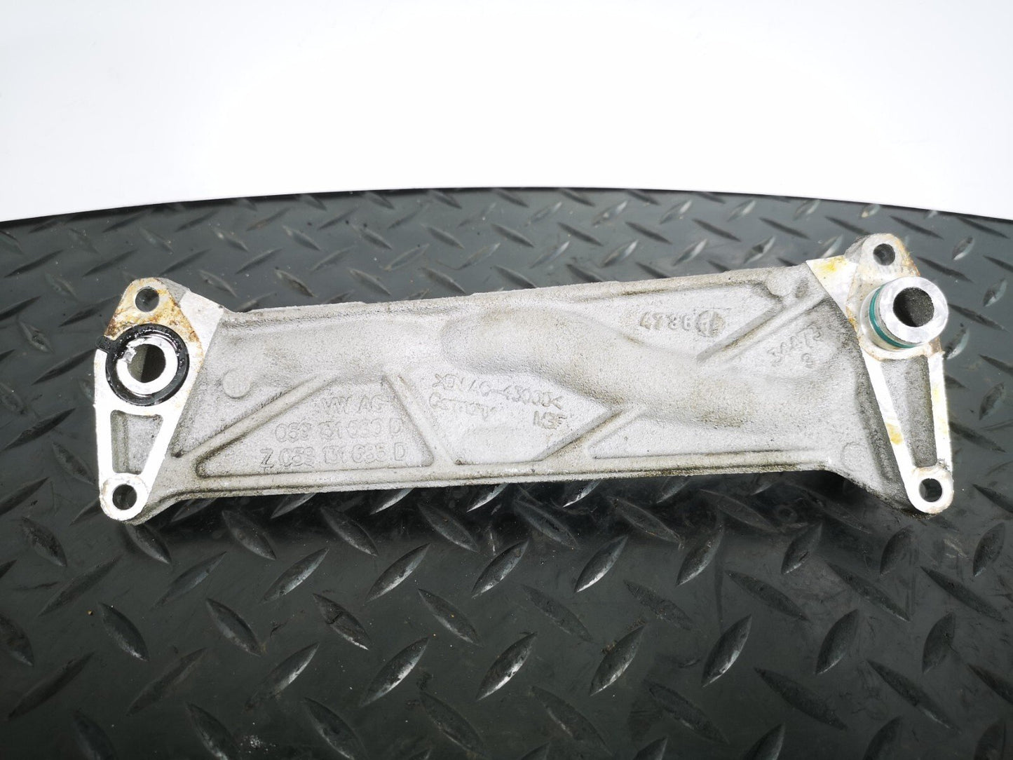 16-19 AUDI A4 B9 S-LINE GENUINE V6 3.0TDI CSW EGR COOLER BRACKET 059131680