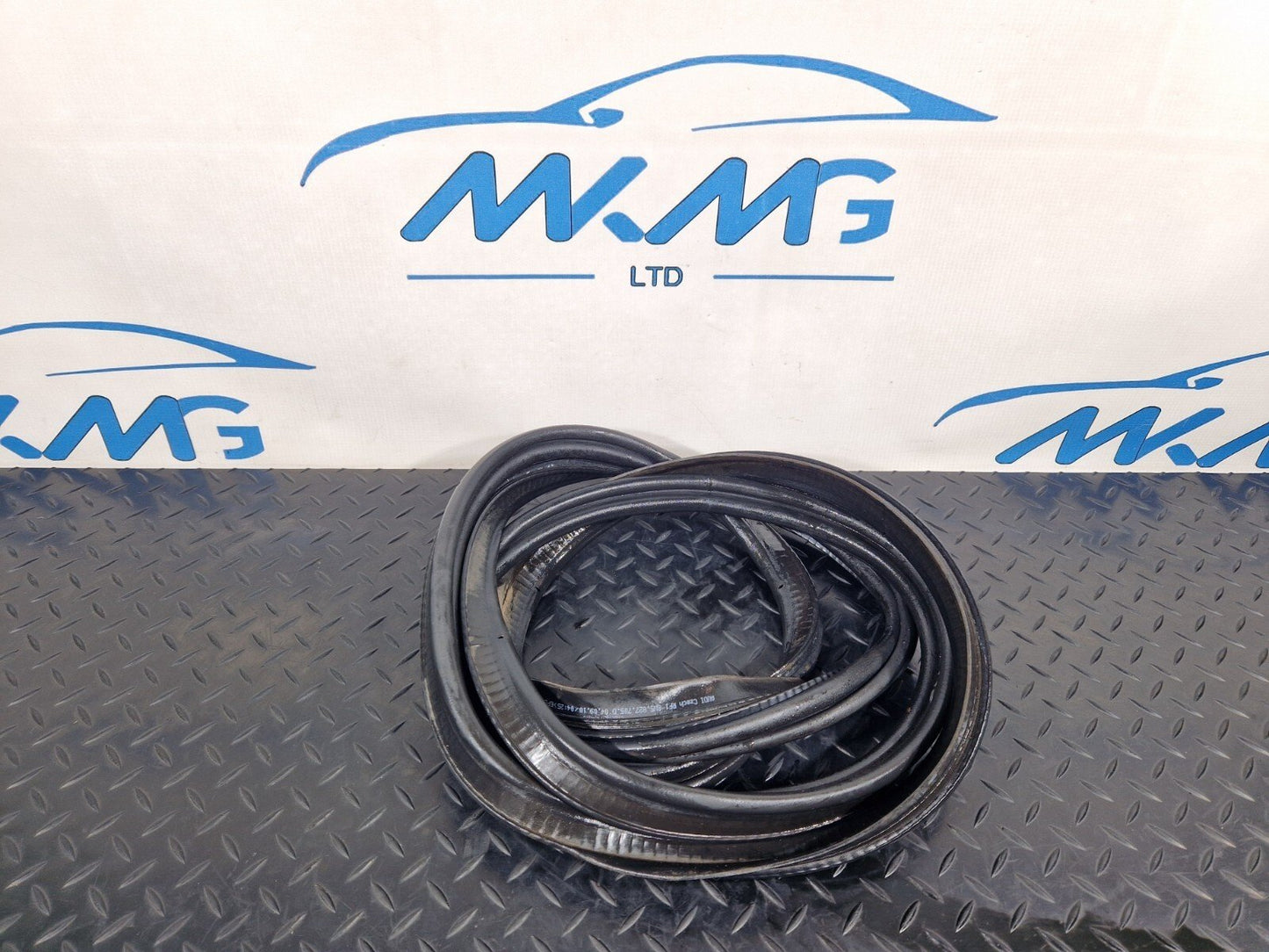 16-19 AUDI A4 B9 SALOON GENUINE TAILGATE RUBBER SEAL 8W5827705D