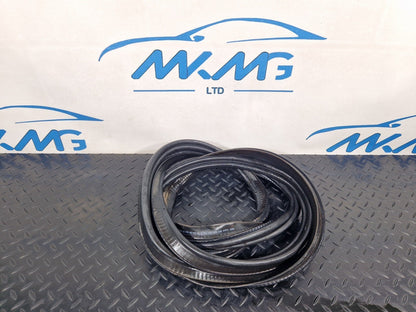 16-19 AUDI A4 B9 SALOON GENUINE TAILGATE RUBBER SEAL 8W5827705D