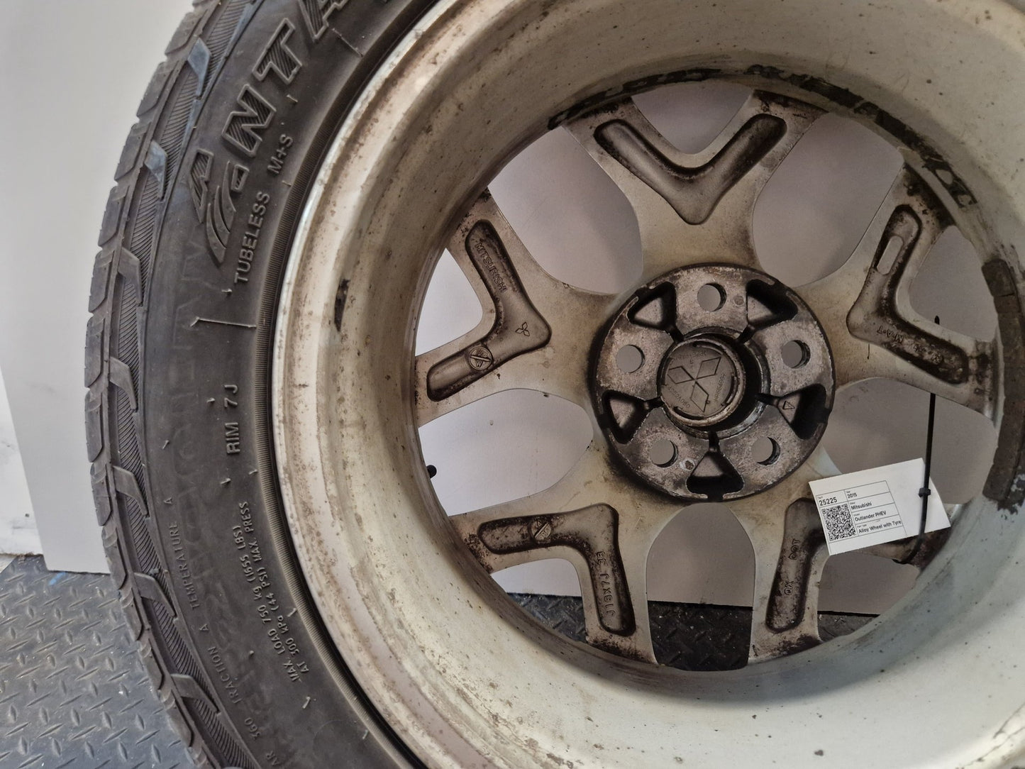 Mitsubishi Outlander MK3 (RE1) (GG2W) 18" Alloy Wheel with Tyre 225/55/18 ~4mm