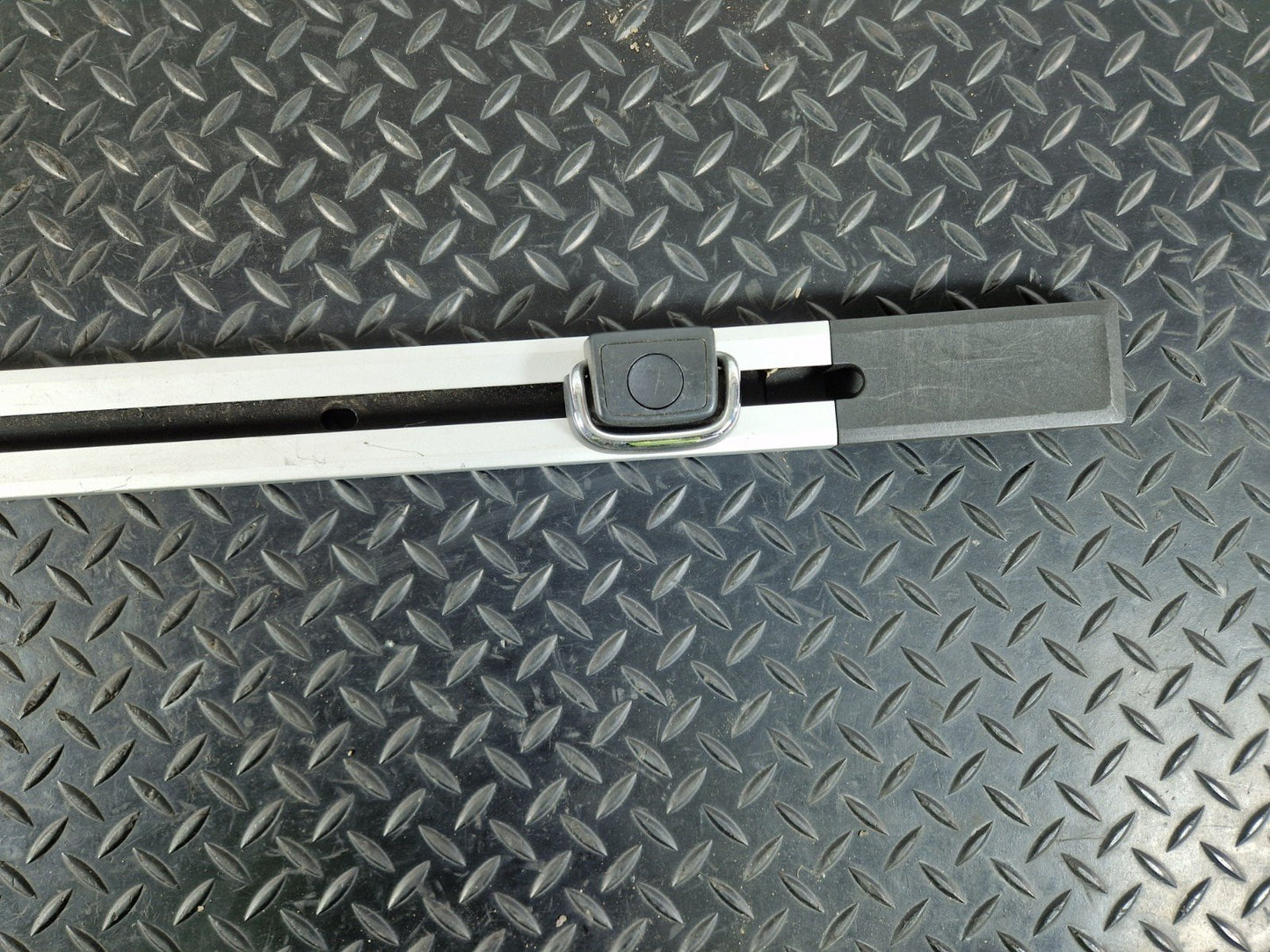12-18 AUDI A6 C7 GENUINE RIGHT BOOT LUGGAGE COMPARTMENT MOUNT RAIL 4G9863556A