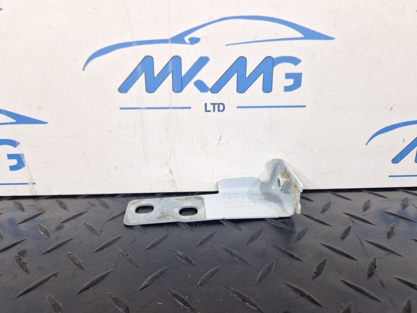 16-19 AUDI A4 B9 S-LINE GENUINE FRONT LEFT PASSENGER SIDE WING BRACKET 8W0821433