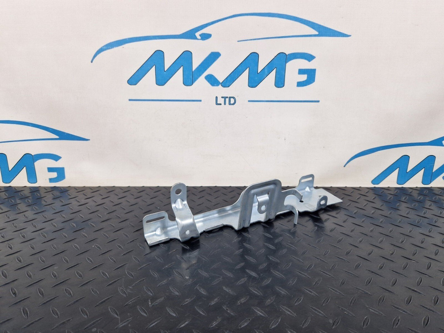 14-21 MERCEDES BENZ C200d W205 GENUINE LEFT SIDE N/S BOOT BRACKET A2056914300