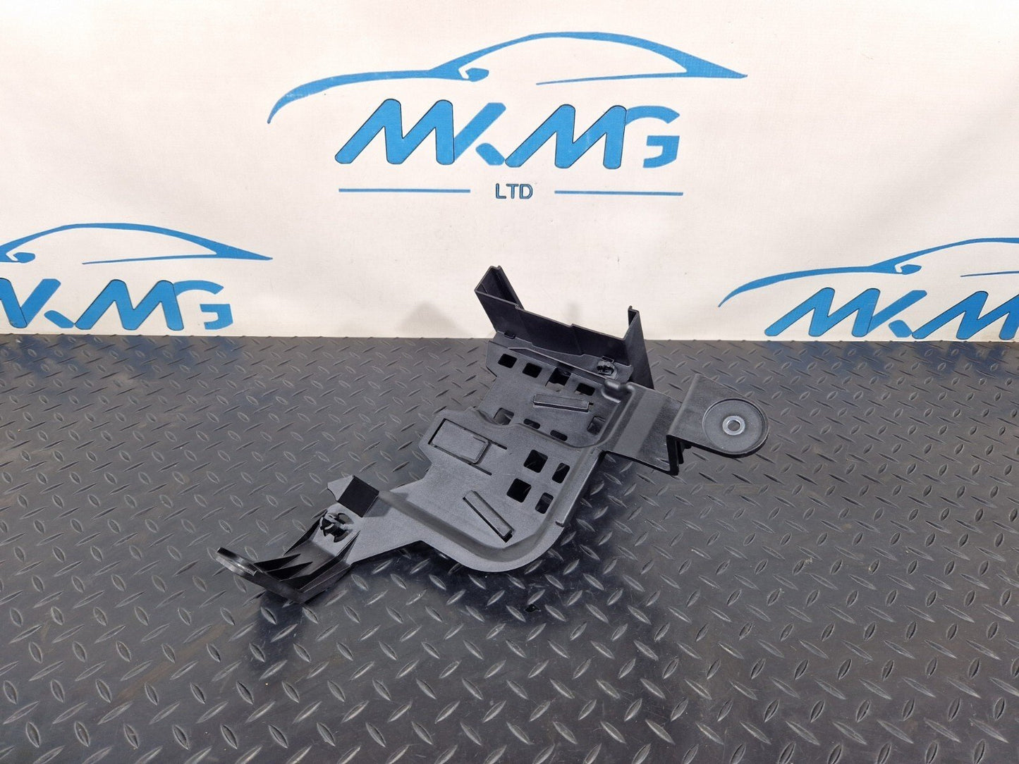 14-21 MERCEDES BENZ C200d W205 FUSE BOX HOLDER BRACKET A2055452940