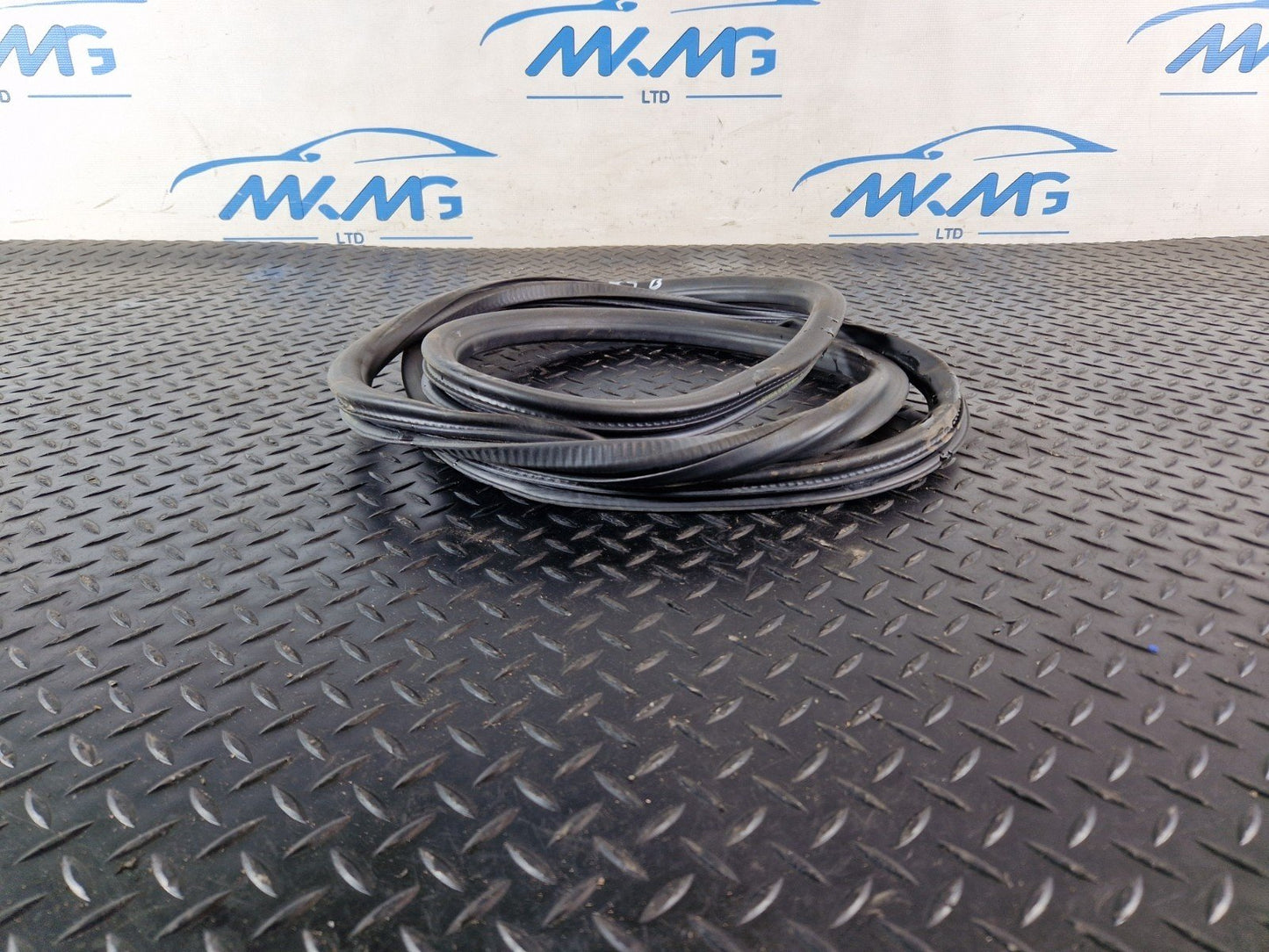 10-18 VW TOUAREG 7P GENUINE REAR RIGHT DOOR GASKET RUBBER SEAL 7P0867367F