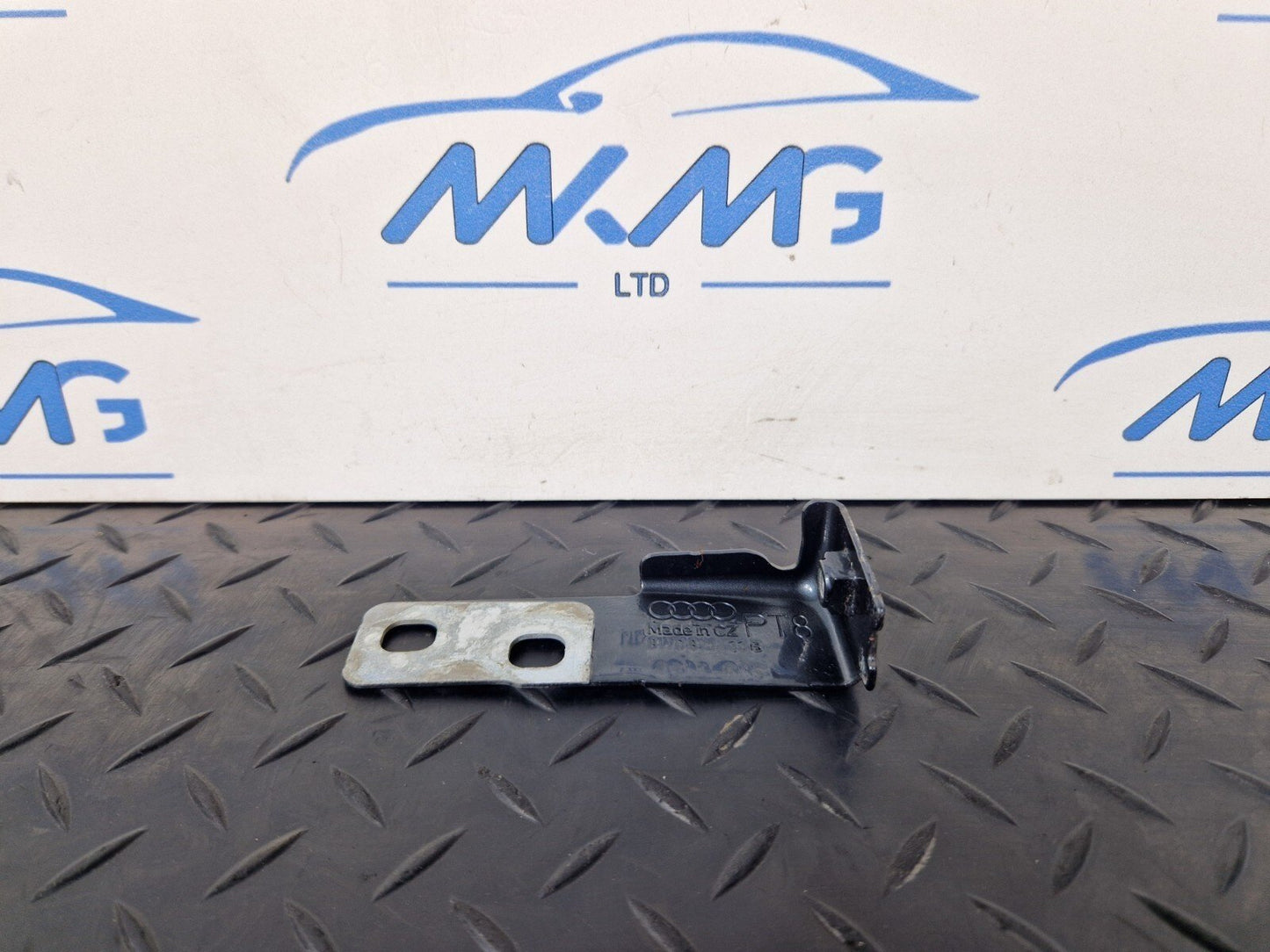 Audi A49 B9 Genuine Front Left N/S Passenger Wing Bracket 8W0821433B