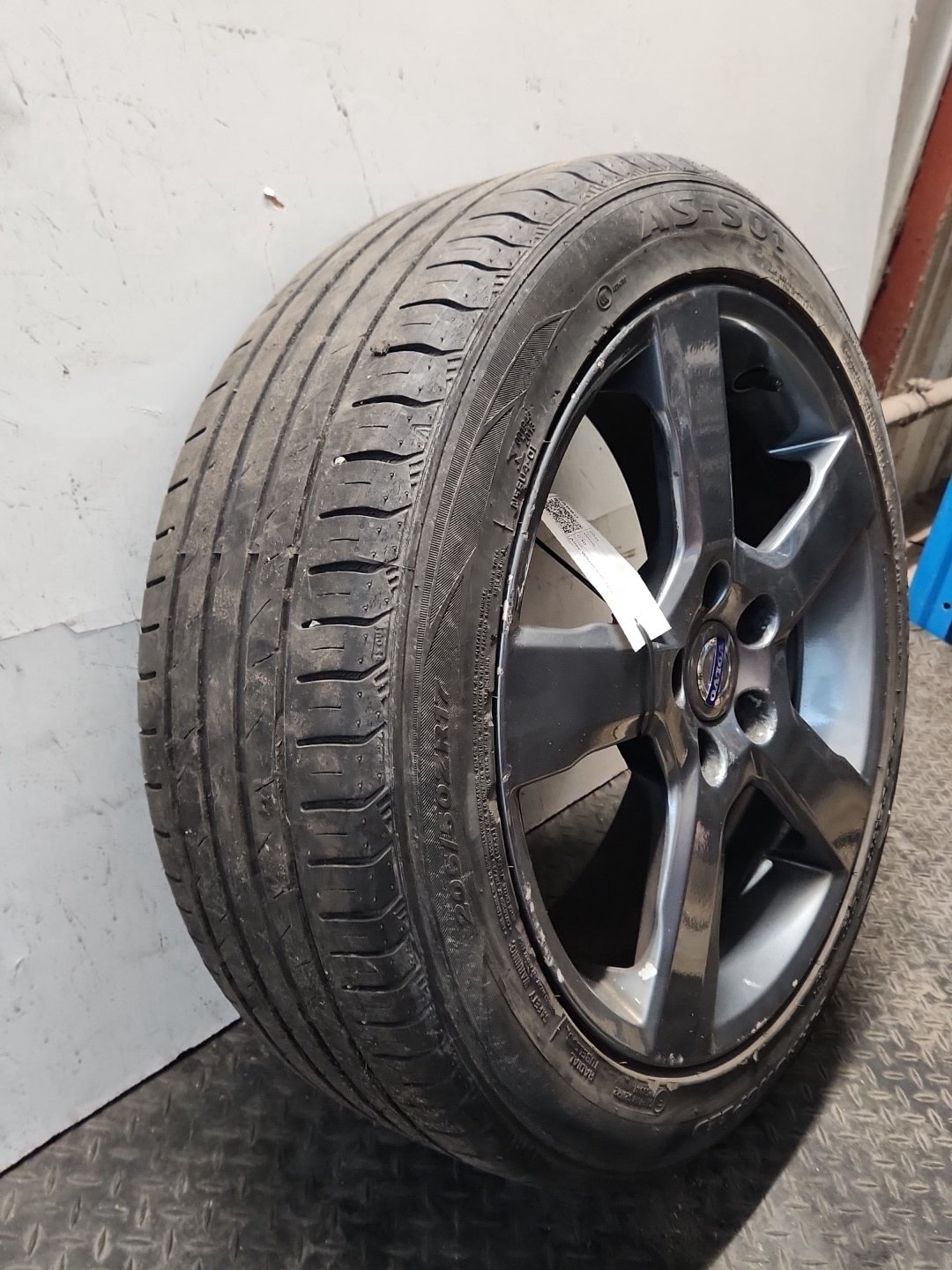 Volvo C30 MK1 FL (MK) (533) 17" Alloy Wheel with Tyre 205/50/17 ~4mm 31290177