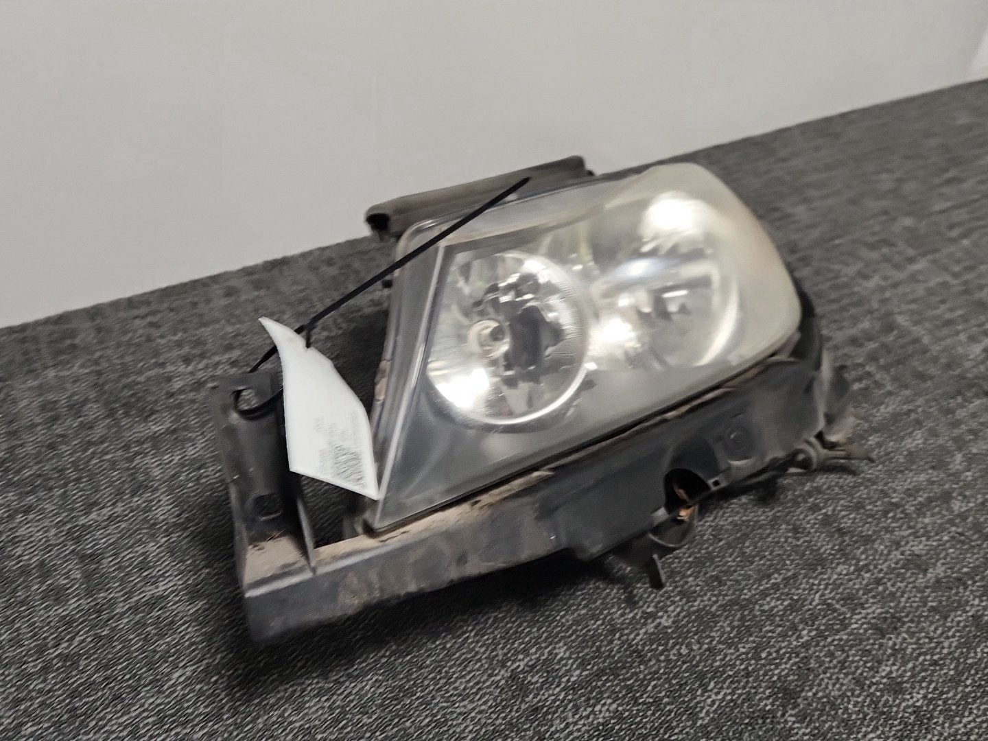 BMW 320d E90 Saloon Genuine Front Left Passenger Headlight 89311650 6942723-07