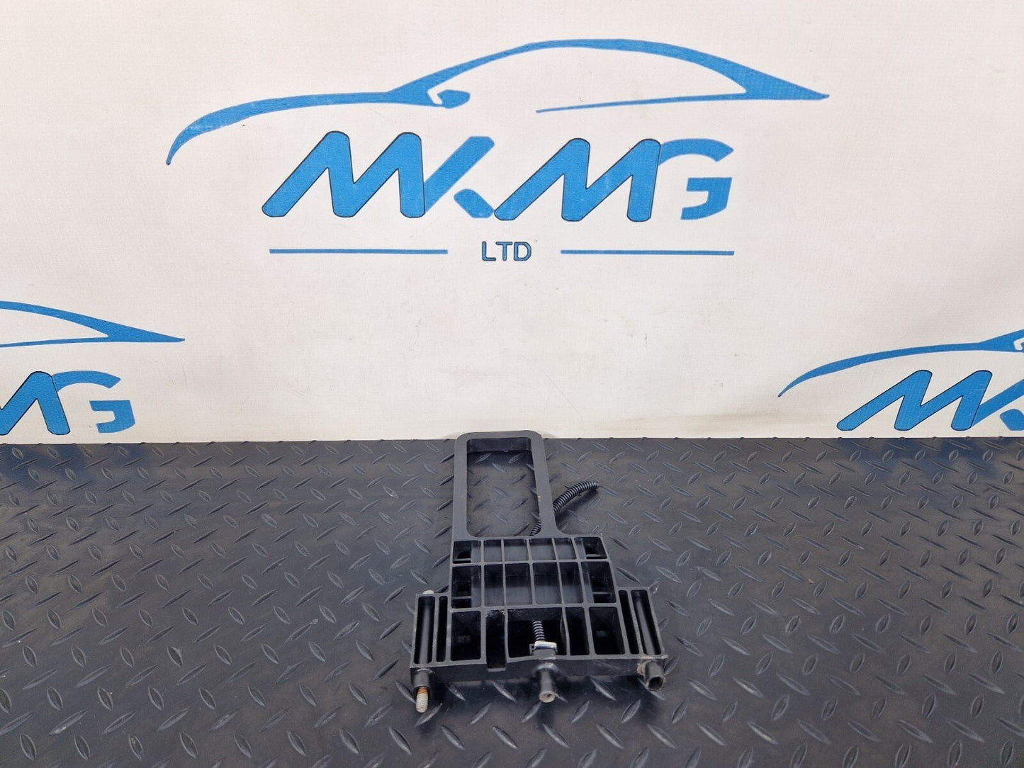 18-ON MERCEDES BENZ SPRINTER W907 OEM BATTERY HOLDER BRACKET A9065410400