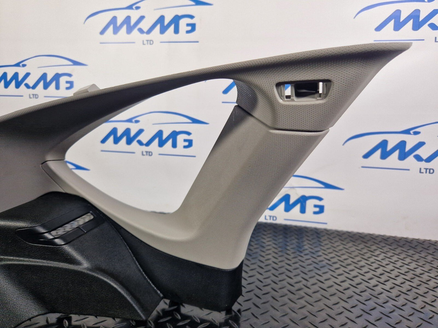 14-21 BMW 2 F45 DRIVER N/S INNER TRIM WITH SEAT ADJUSTMENT SWITCH 7365575