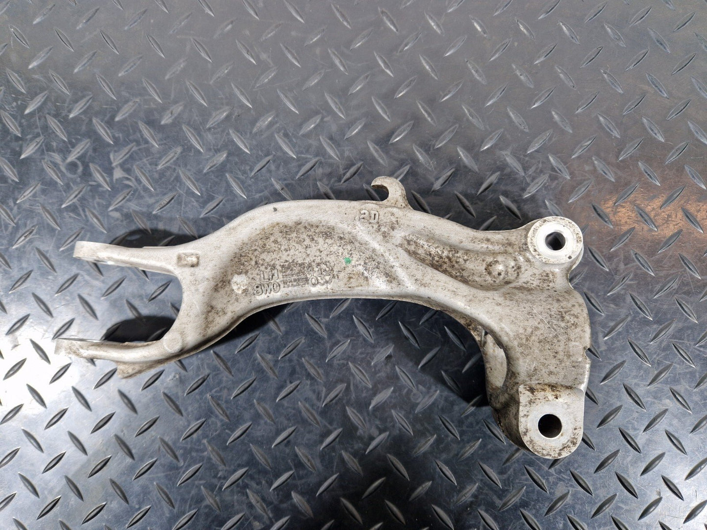 16-19 AUDI A4 B9 FRONT LEFT SIDE SUSPENSION STRUT BRACKET 8W0413037
