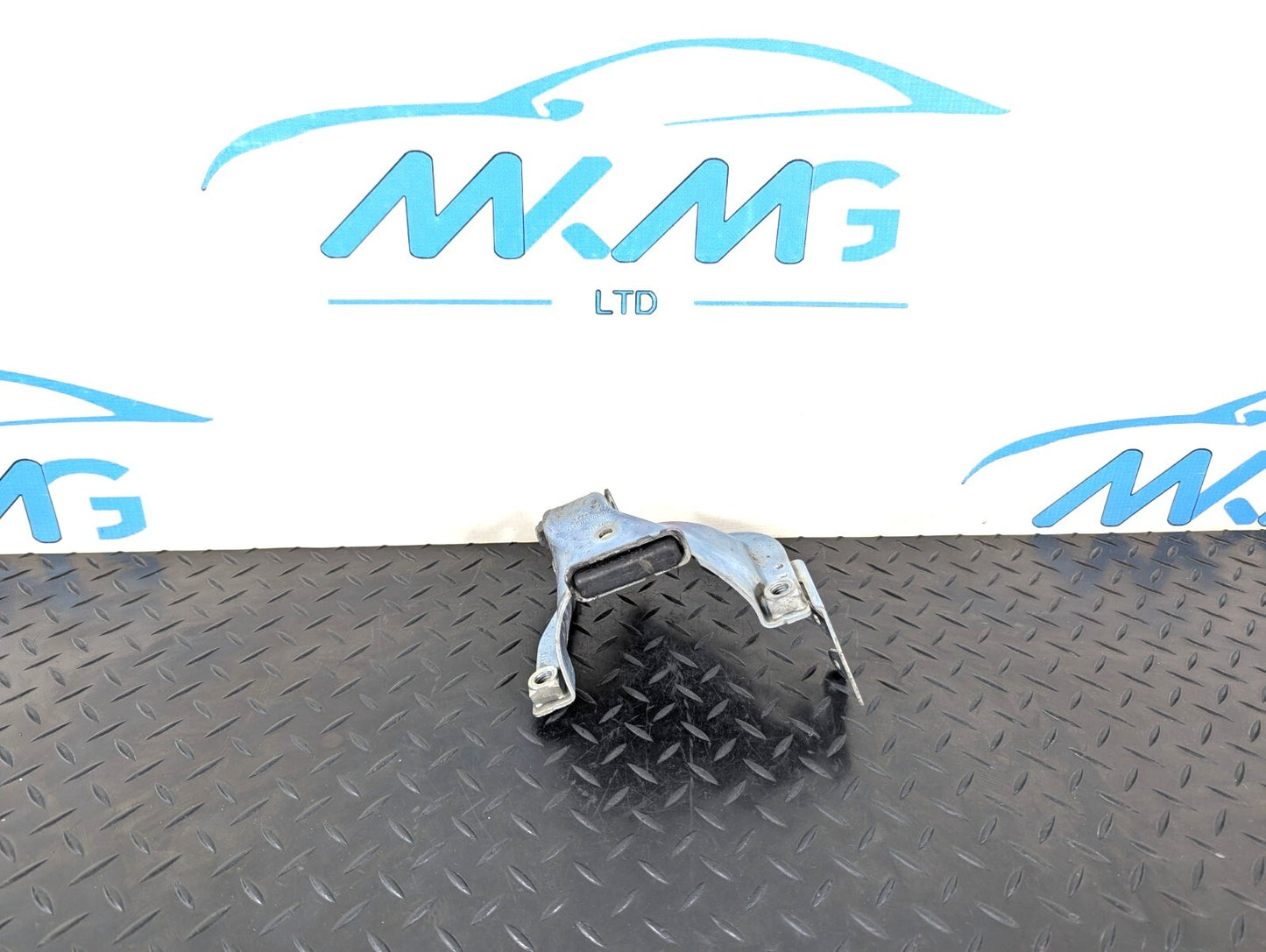 10-17 AUDI A8 4H OEM OS RIGHT ENGINE MOUNT BRACKET RETAINING PLATE 4H0399060