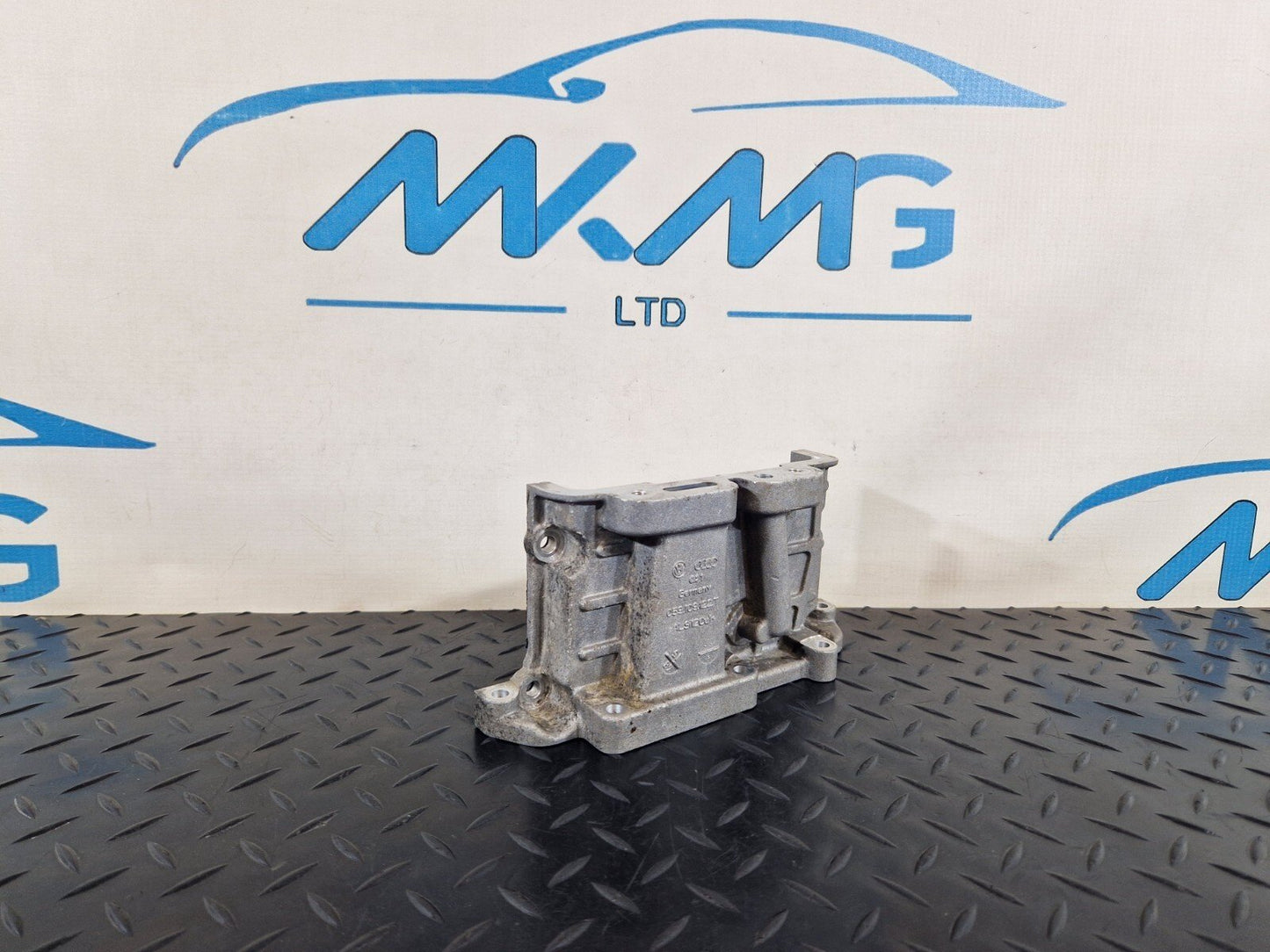 15-18 AUDI A7 4G GENUINE V6 3.0TDI CRT CYLINDER HEAD END PLATE 059109122T