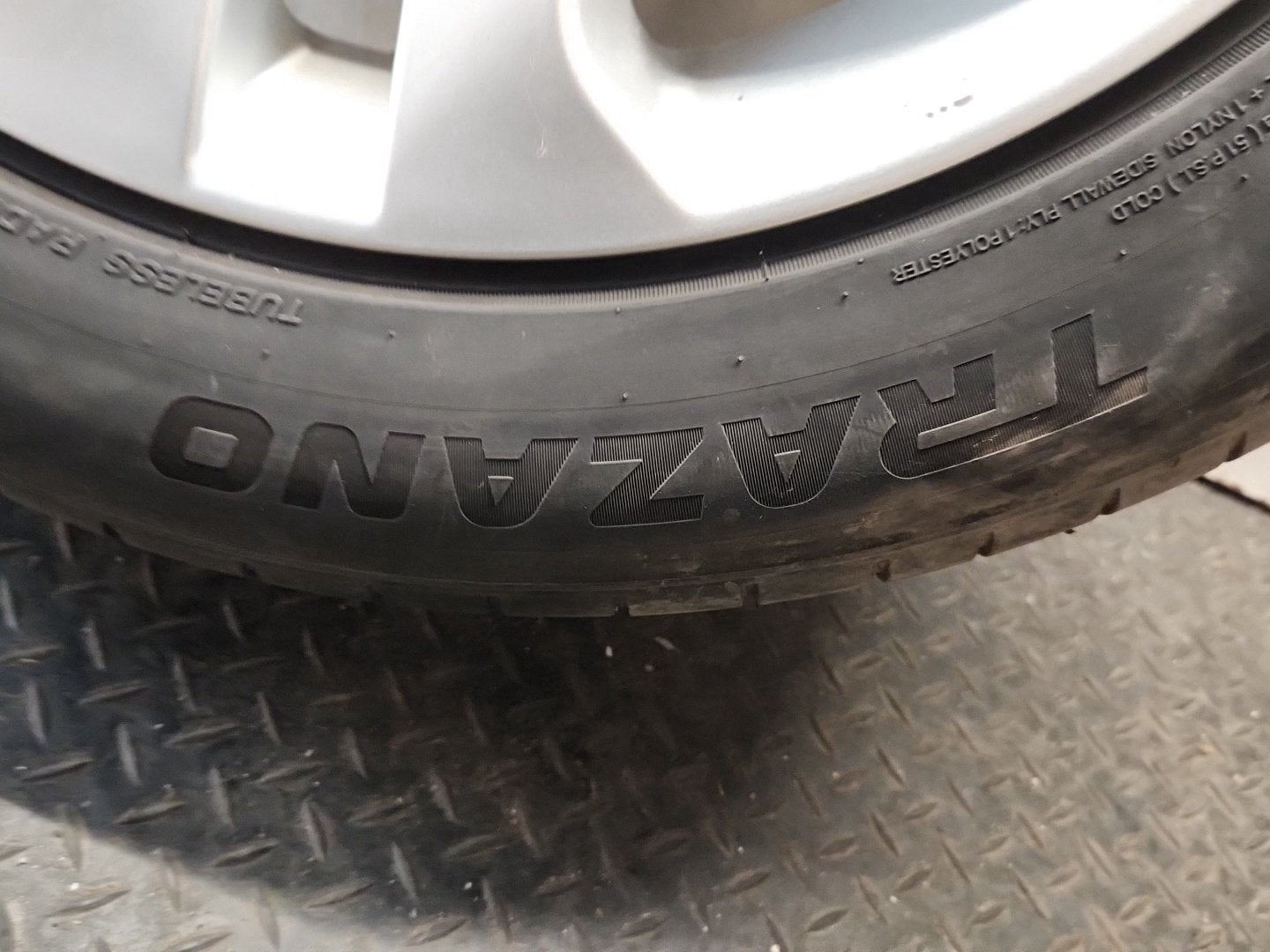 Nissan Juke MK1 (F15) 17" Alloy Wheel with Tyre 215/55/17 ~5mm