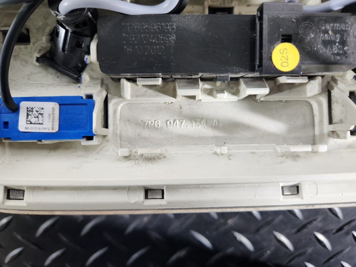 10-18 VW TOUAREG 7P GENUINE INTERIOR LIGHTNING ROOF LIGHT 7P6947134A
