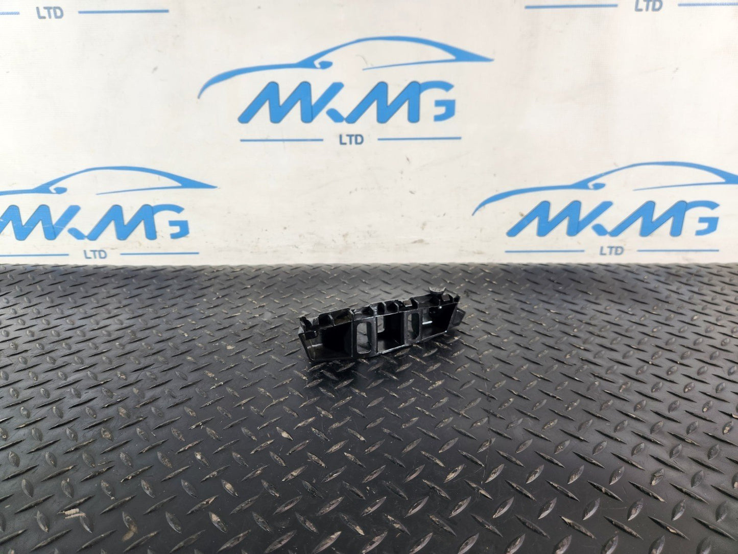 10-18 VW TOUAREG 7P GENUINE RIGHT O/S FRONT BUMPER HOLDER BRACKET 7P6807184F